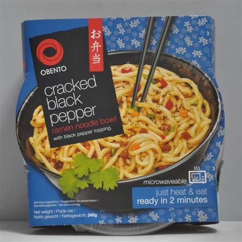 Misky s rôznymi druhmi korenia vrátane čierneho korenia