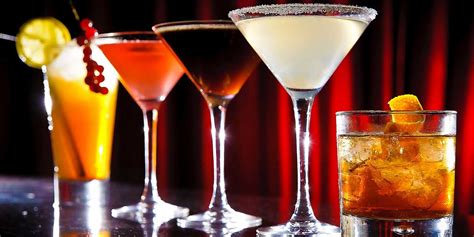 Farebné miešané nápoje v rôznych koktailových pohároch