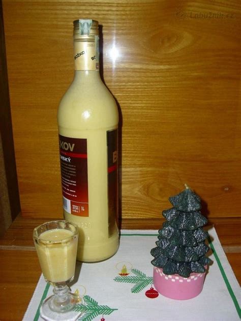 Nealkoholický vaječný koňak v pohári