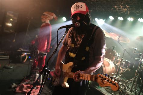 Punk rocková kapela hrající v malém klubu