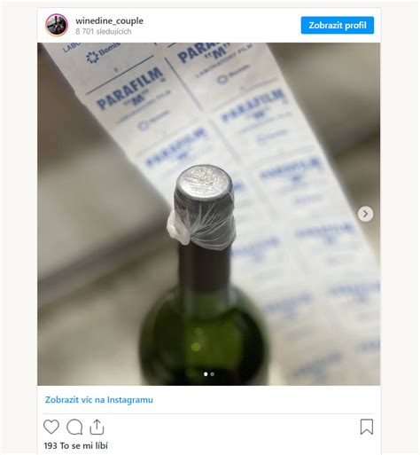 Ilustrácia použitia Parafilmu na fľaši whisky