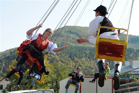 Ľudia sa stretávajú v tradičnej slovenskej krčme pri pive