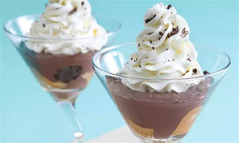 horúci pohár Bombardina s kopčekom šľahačky a čokoládovou posýpkou