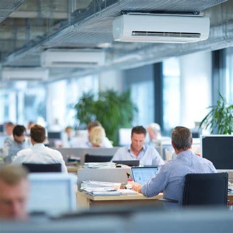 Ilustrácia pracoviska s ľuďmi pracujúcimi na počítačoch