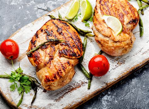 Fotografia grilovaného kuracieho mäsa s bylinkami