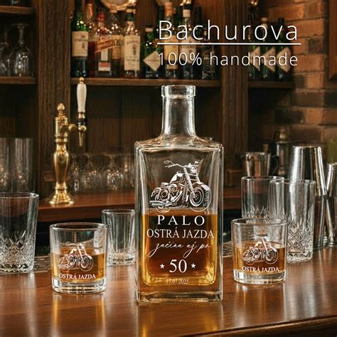 Ilustrácia elegantného pohára na slivovicu