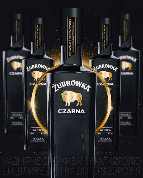 Detailná fotografia pohára s vodkou Żubrówka Czarna a ľadom