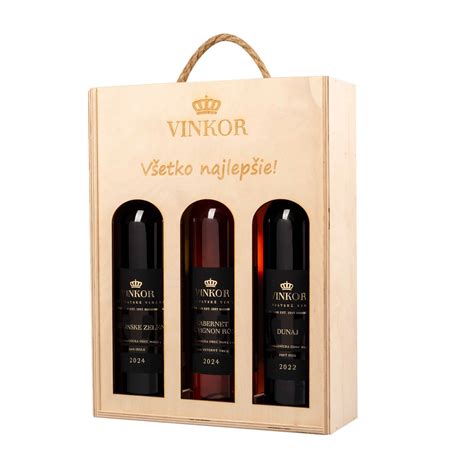 Fľaše vína s logom vinárstva Topoľčianky