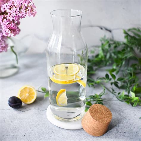 Elegantná karafa na vodu s ovocím