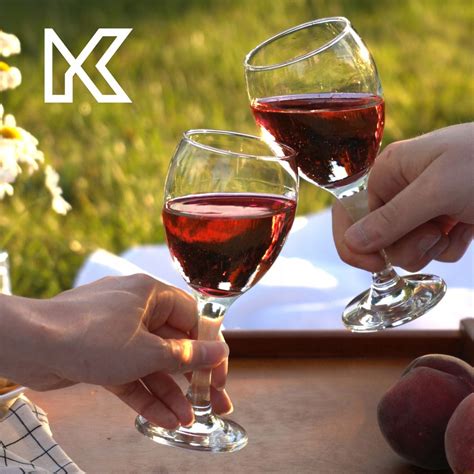 Žena ovoniava pohár vína