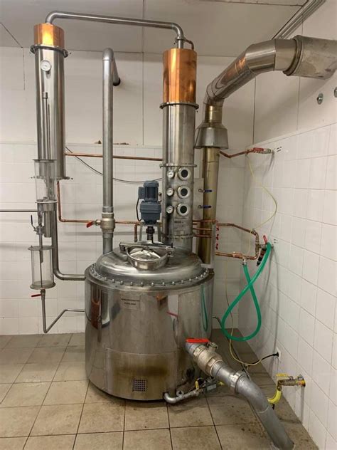 Proces destilácie v tradičnej pálenici