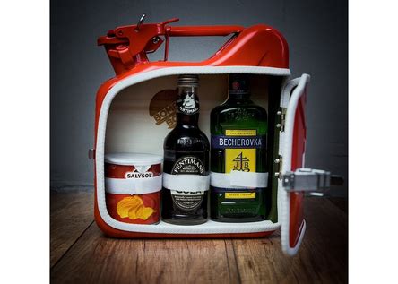 Darčekové balenie s malými fľašami alkoholu