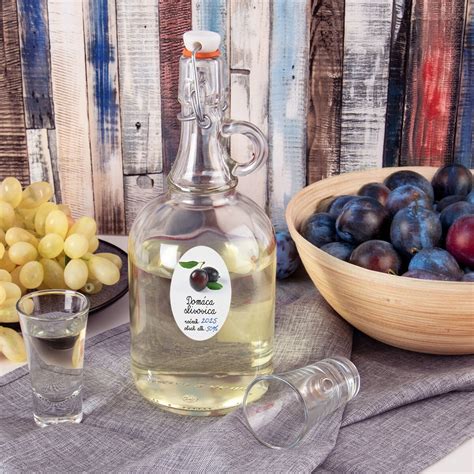 Fľaše s domácou slivovicou