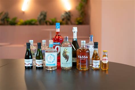 Fľaše vína a vodky vedľa seba