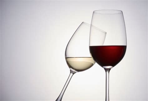 Poháre s bielym a červeným vínom