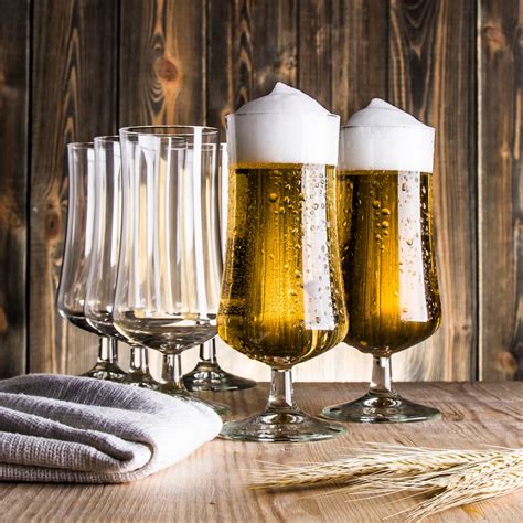 Koláž obrázkov zobrazujúcich snacky, poháre na pivo a rôzne druhy piva