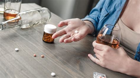 Ilustrácia znázorňujúca antibiotiká a pohár s alkoholom s prečiarknutým spojením