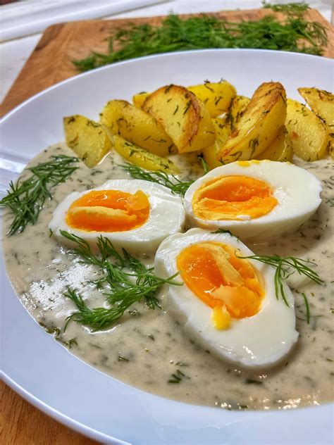 Ilustrácia procesu zbierania peny z povrchu vriaceho vývaru pomocou lyžice