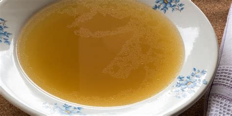 Ilustrácia vloženia rozšľahaného bielka do vriaceho vývaru