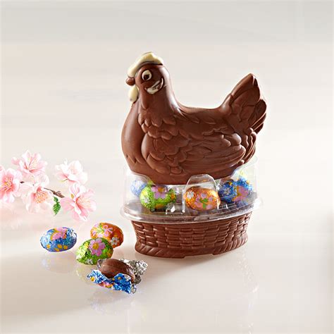 Historická ilustrácia prípravy nápoja s vajíčkami a alkoholom