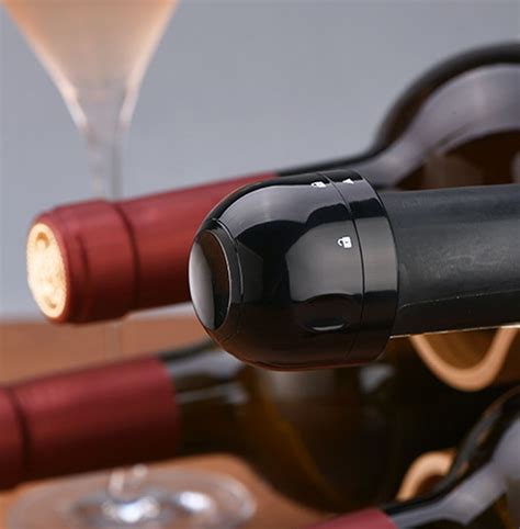 Fľaše vína s rôznymi stupňami čírosti