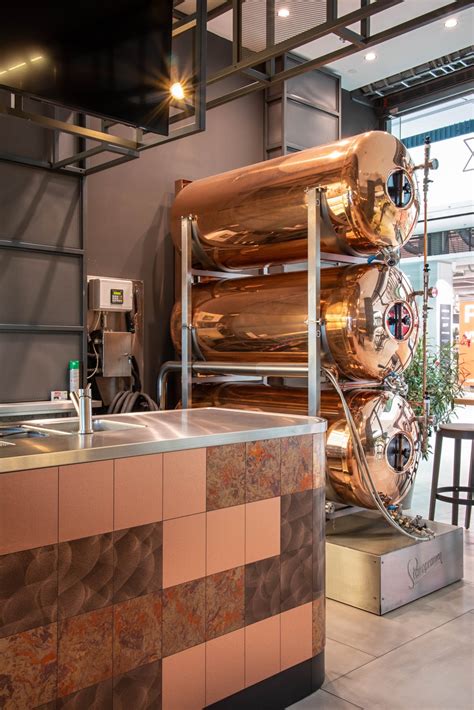 Interiér modernej pivotéky s prehľadne usporiadanými fľašami piva