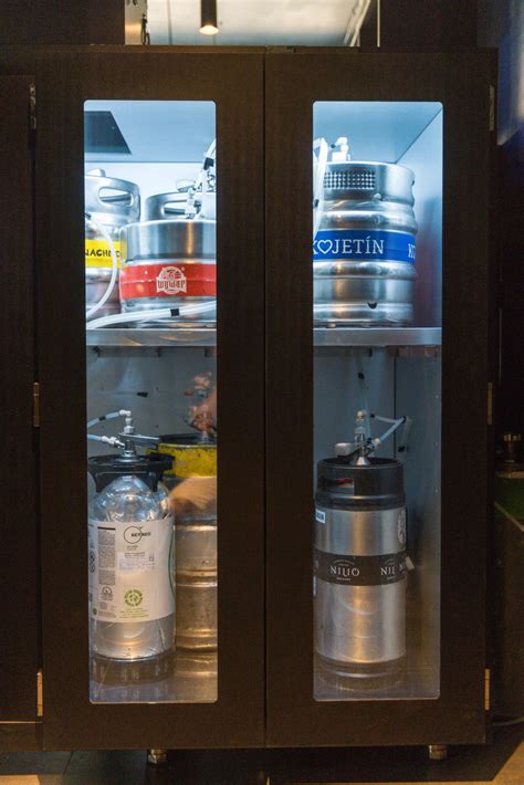 Fľaše remeselného piva rôznych značiek v chladničke