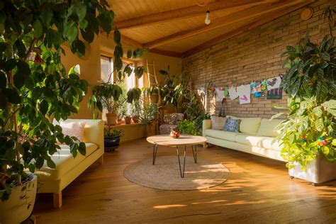 Interiér arény postavenej zo slamy