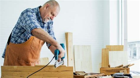 ľudia pracujúci spolu na záhrade