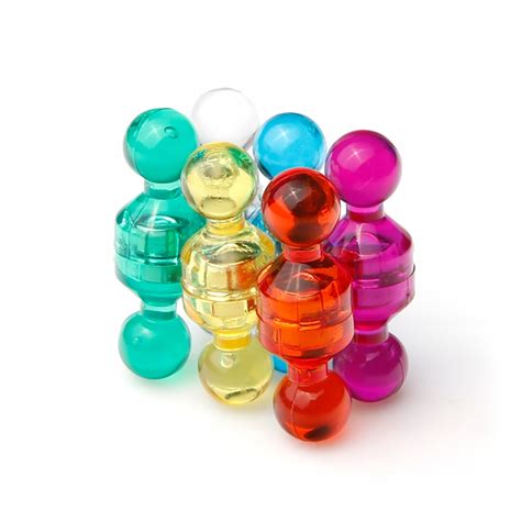 Fľaše rumu rôznych farieb a veľkostí