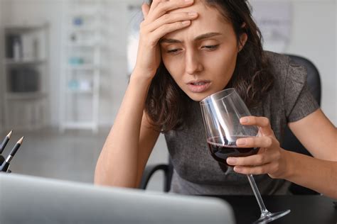 Infografika zobrazujúca fyzické a psychické abstinenčné príznaky alkoholu