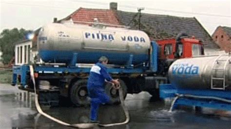 Náčrt cisterny s vyznačenými rozmermi a klenutými dnami