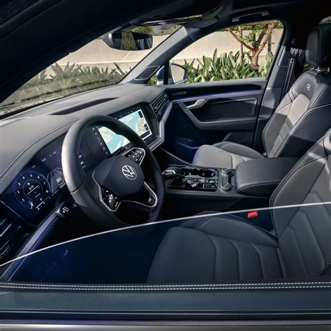 Interiér moderného automobilu s multifunkčným volantom