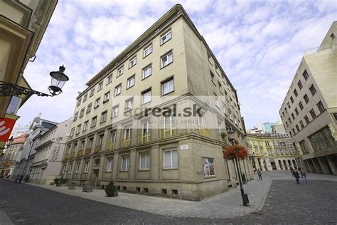 Ulica v centre Atén s barmi