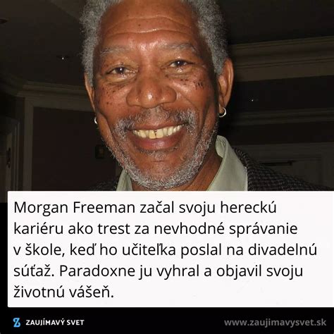 Muž s úsmevom na tvári, oblečený v bežnom oblečení, ale s vyhrnutými nohavicami odhaľujúcimi ponožky s motívom Pilsner Urquell.