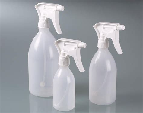 Fľaša s rozprašovačom a handričkou na čistenie