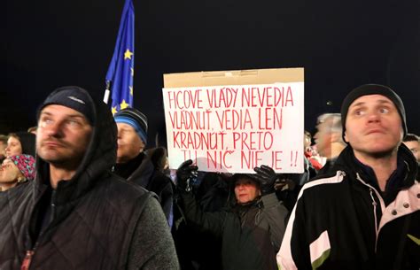 Ilustrácia Nežnej revolúcie s davmi ľudí