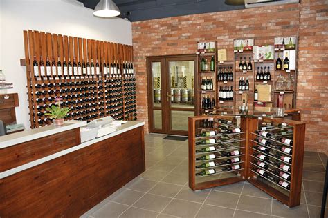 Moderná vinárska prevádzka s nerezovými tankami