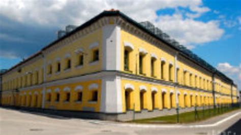 Pohľad na bránu leopoldovskej väznice