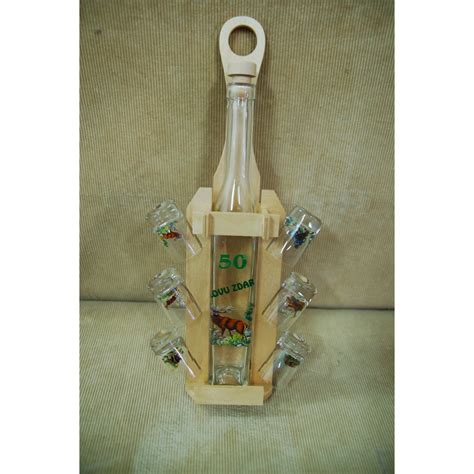 Fľaša starého koňaku v drevenom sude