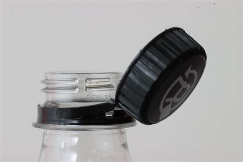 Detail bambusového viečka na sklenenej fľaši