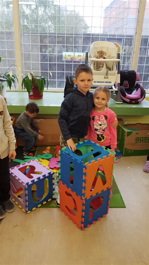 Deti sa hrajú v modernom detskom kútiku