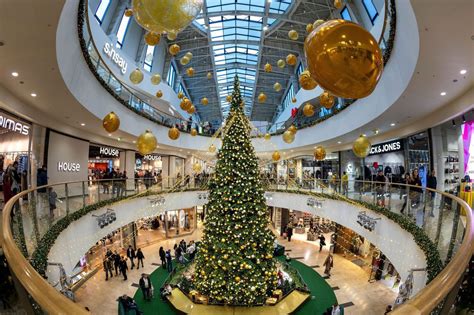 Nákupný dom s bohatou vianočnou výzdobou v USA