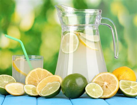 Džbán s osviežujúcou citrónovou limonádou a mätou