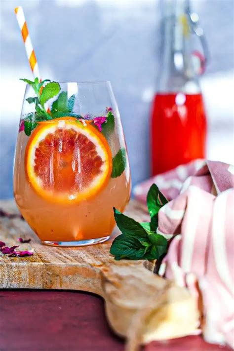 Elegantný nealkoholický drink s ovocím a mätou