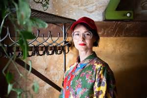 Symbolická fotografia hudobného nástroja v ponurých kulisách