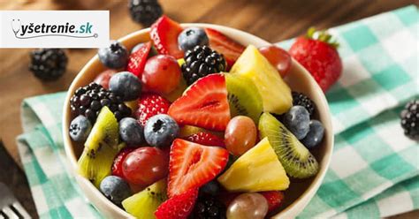 Rôzne ovocia a koreniny na prípravu nápojov