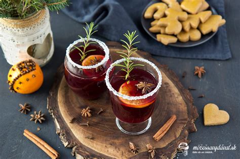 Vianočný punč v hrnčeku s vianočnou výzdobou