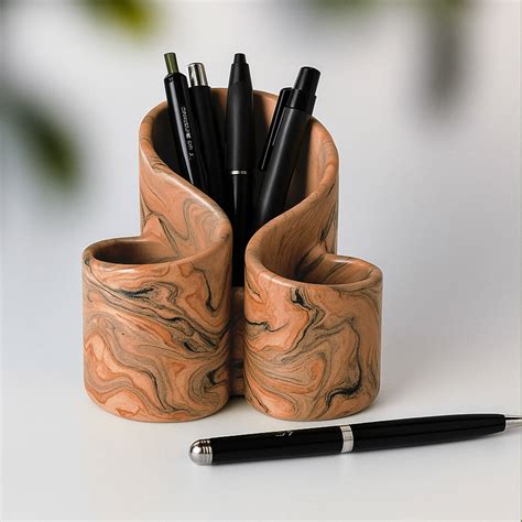 Štýlový pohár Heineken na stole