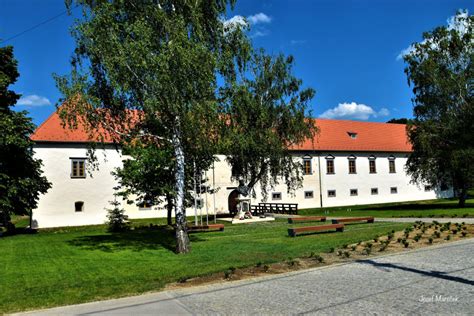 Bronzová busta Františka II. Rákócziho pred kaštieľom